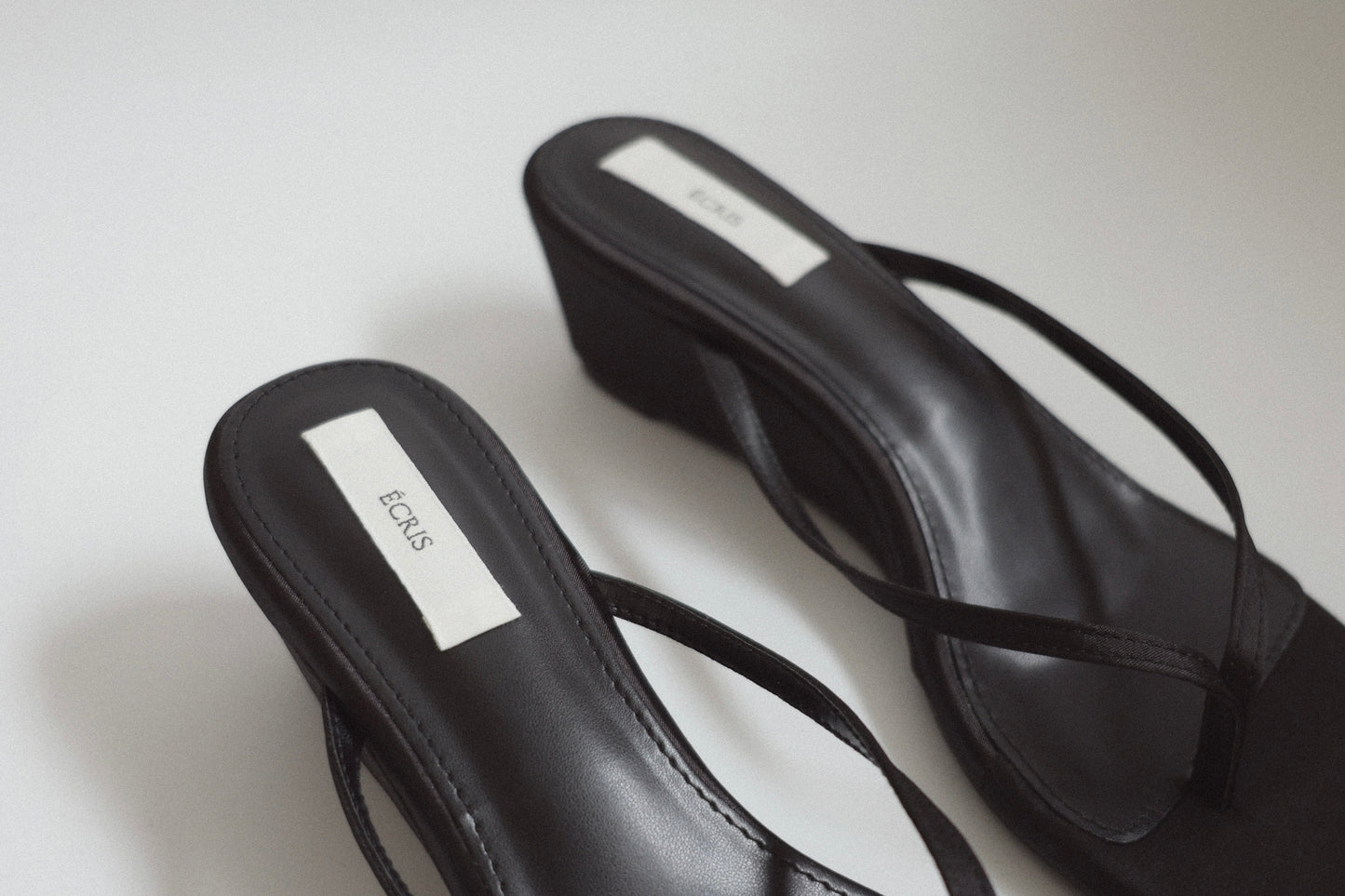 effilé satin wedge