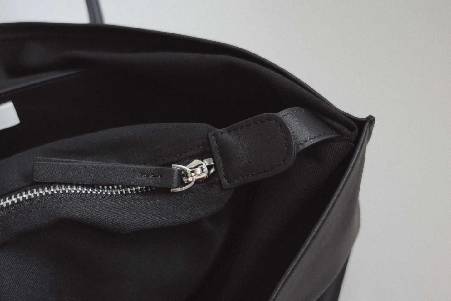 étendu leather bag