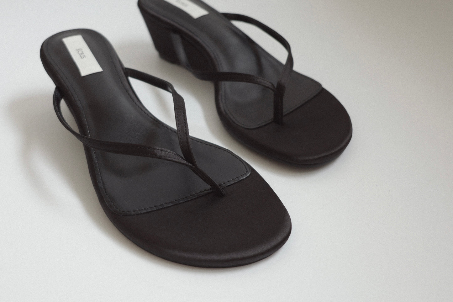 effilé satin wedge