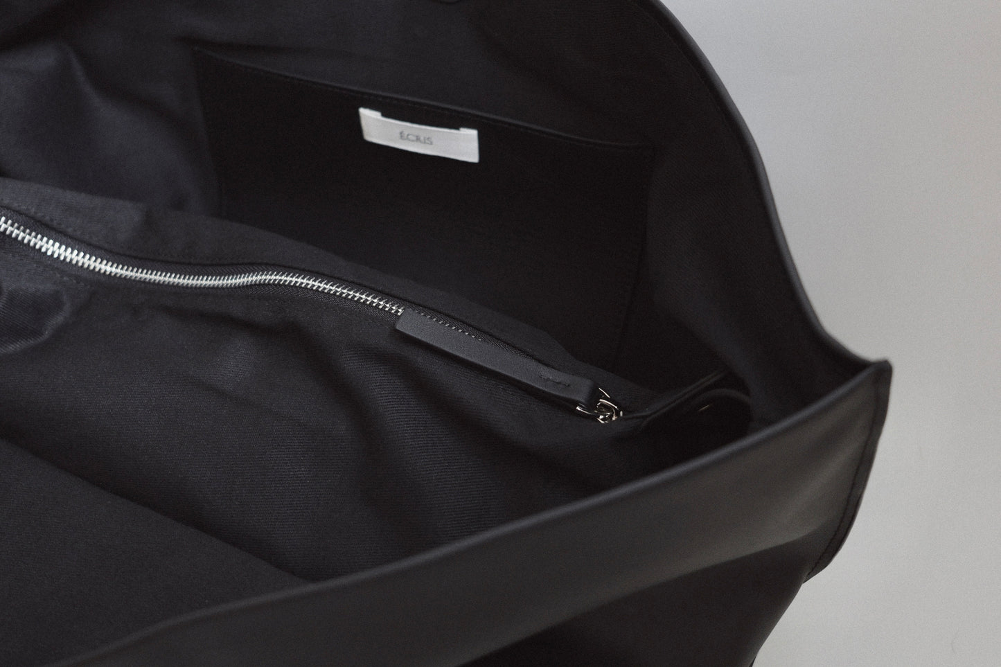 étendu leather bag
