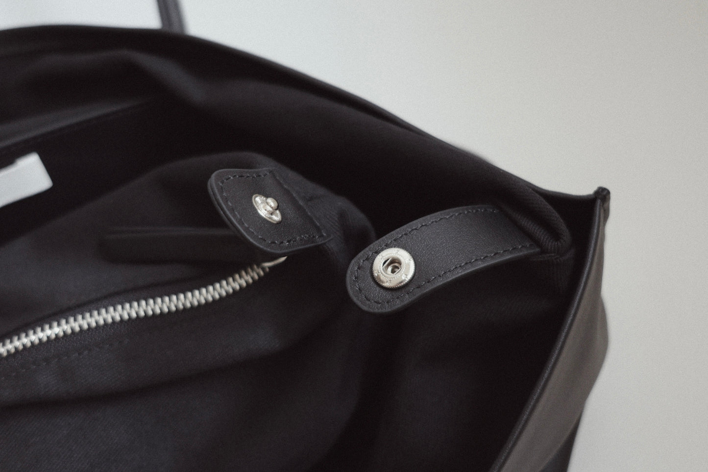 étendu leather bag