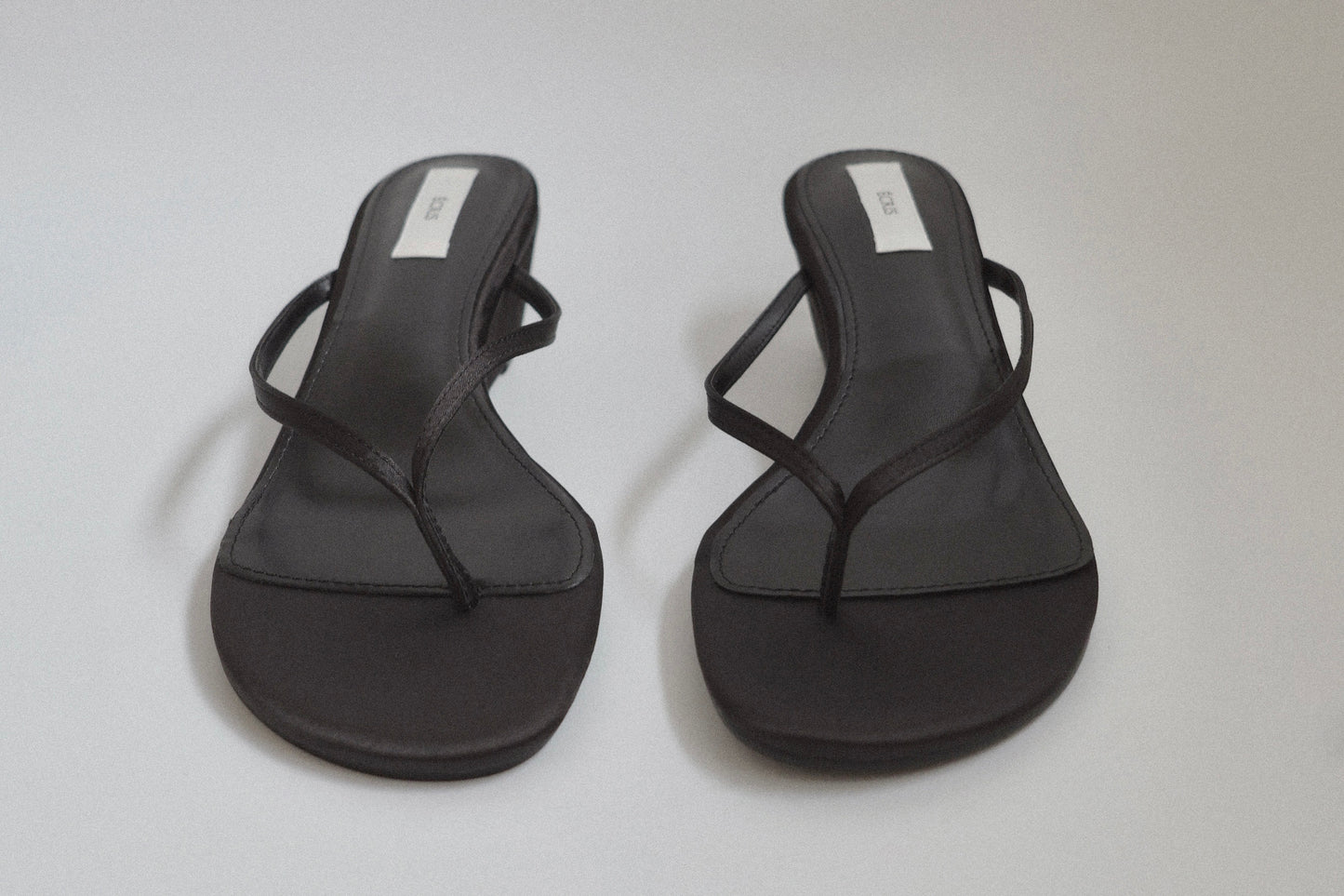 effilé satin wedge
