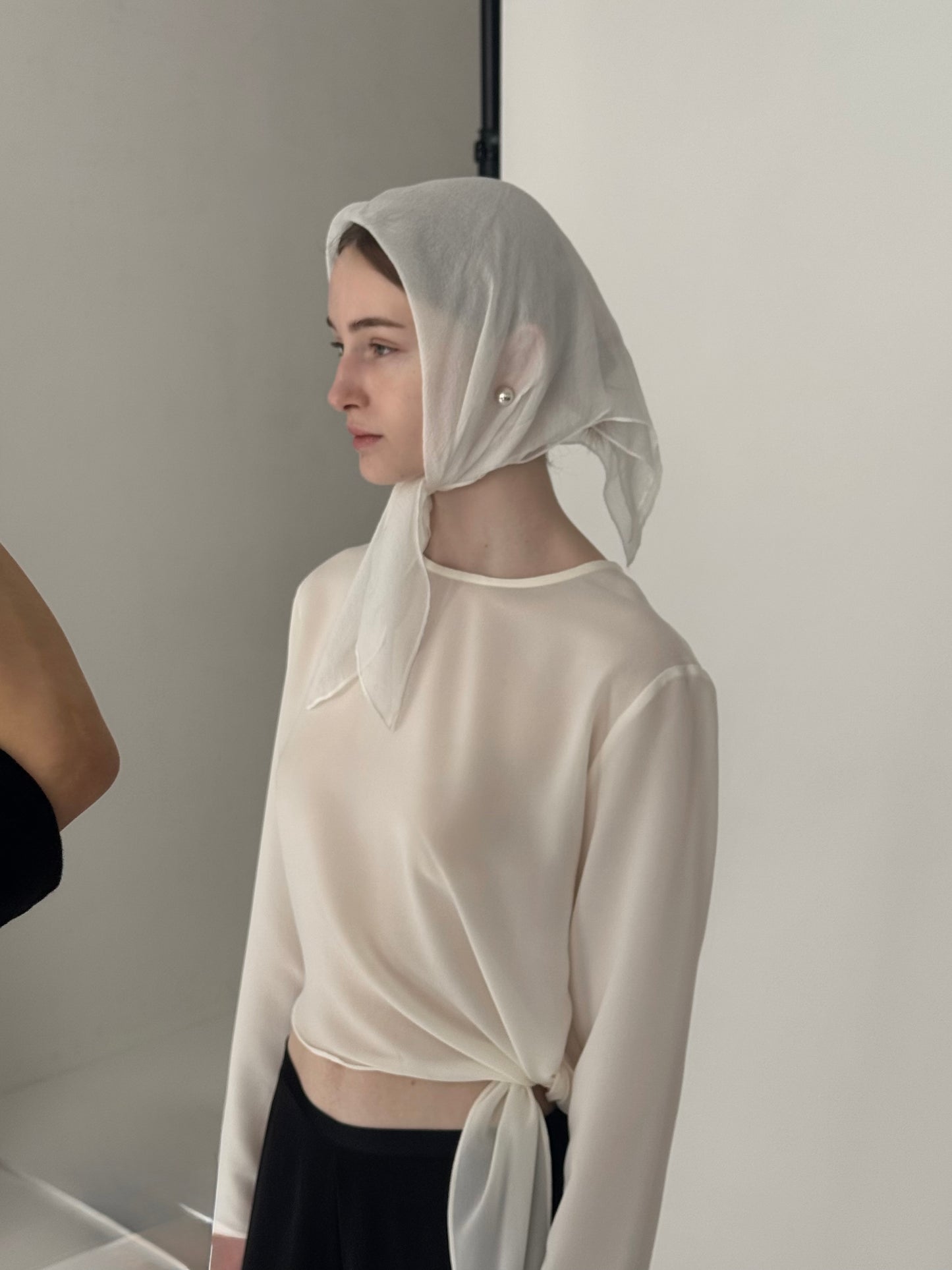 silky square scarf ( ivory )